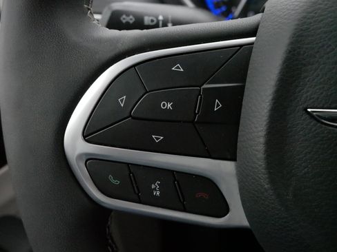 Used 2024 Chrysler Pacifica Touring-L image 26