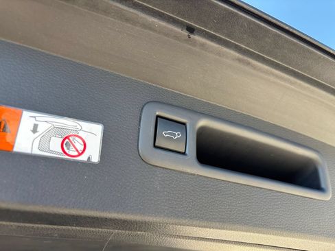 Used 2025 Toyota Highlander LE FWD image 23