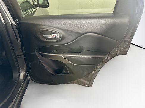 Used 2019 Jeep Cherokee Limited AWD/4WD image 29