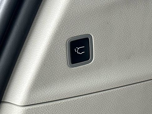 Used 2024 Chrysler Pacifica Limited FWD image 18