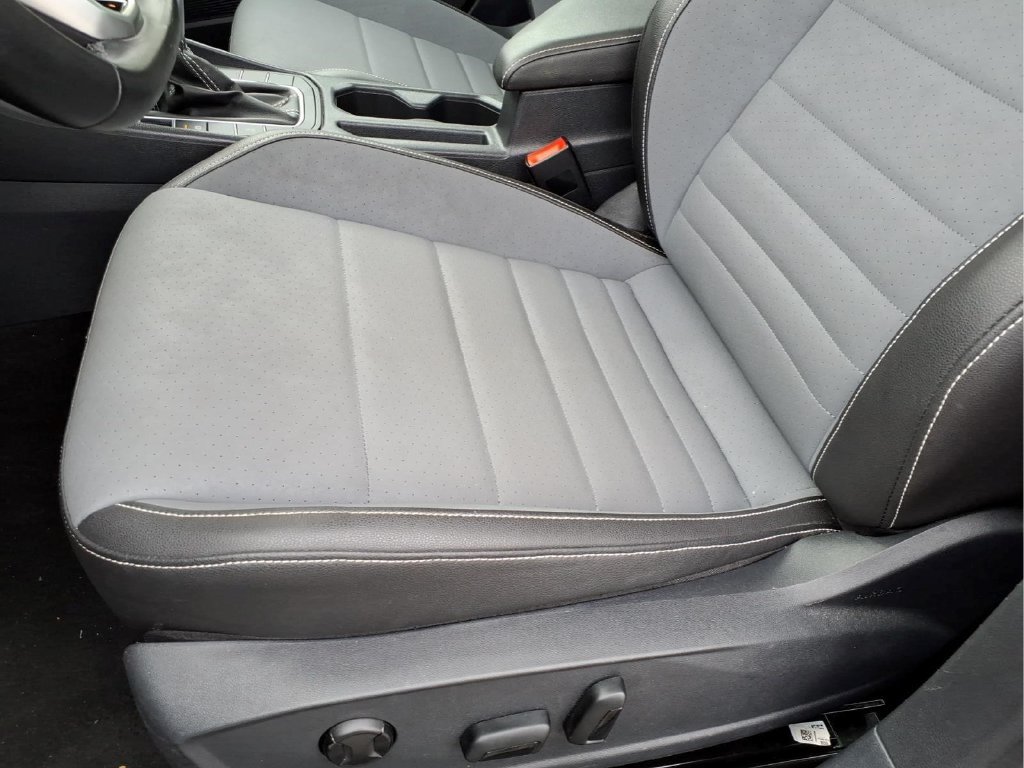 Used 2025 Volkswagen Jetta SE FWD image 16