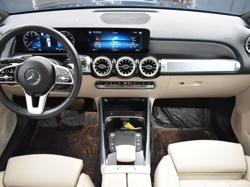 Used 2022 Mercedes-Benz GLB 250 4MATIC w/ Premium Package Lite image 12
