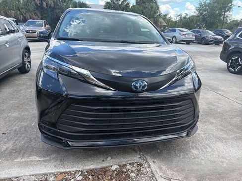 Used 2025 Toyota Sienna LE FWD image 10