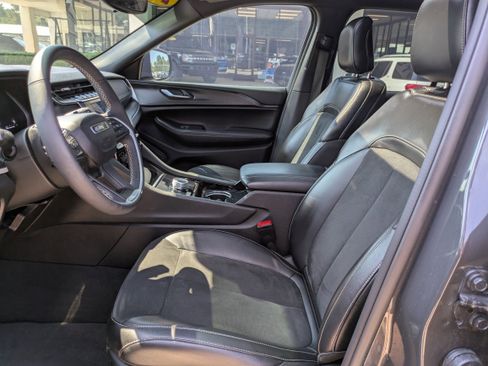 Used 2023 Jeep Grand Cherokee Altitude image 19