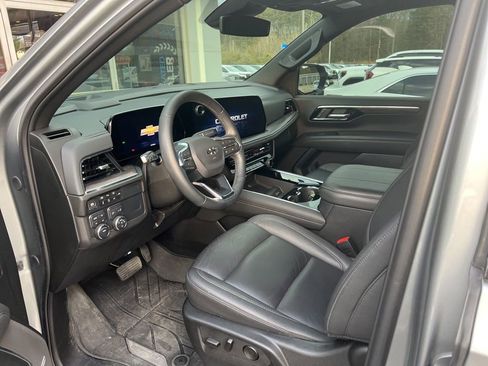 Used 2025 Chevrolet Suburban Z71 w/ Comfort Package image 3