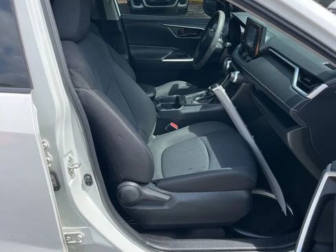 Used 2020 Toyota RAV4 LE image 5