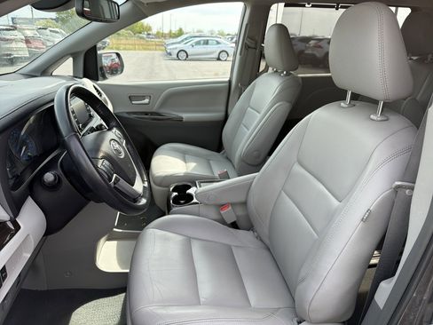 Used 2019 Toyota Sienna XLE Premium AWD/4WD image 11