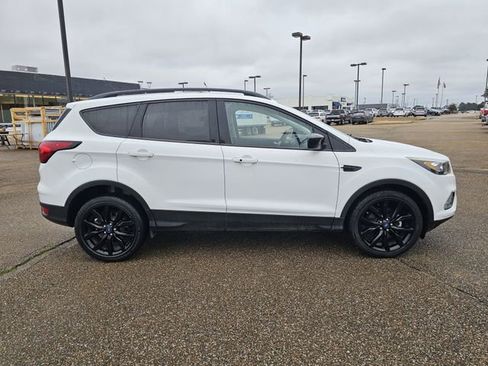 Used 2019 Ford Escape SE image 3
