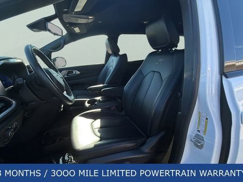 Used 2024 Chrysler Pacifica Select image 16