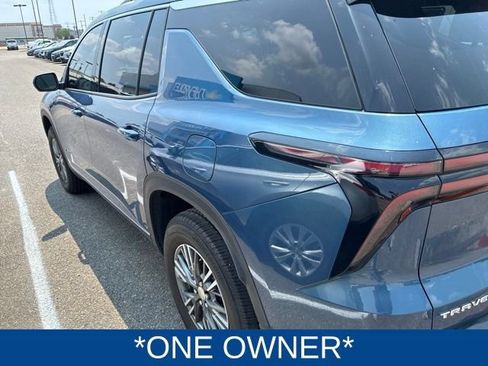 Used 2024 Chevrolet Traverse LT w/ Trailering Package FWD image 3