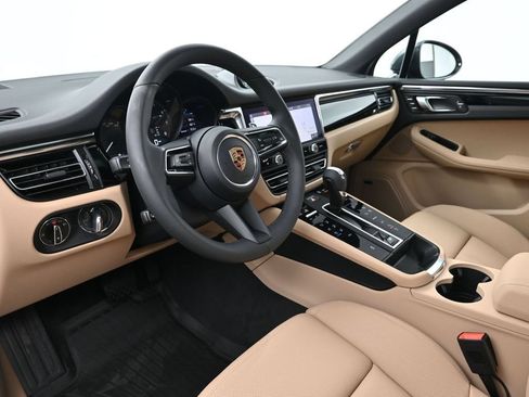 Certified 2026 Porsche Macan AWD/4WD image 4