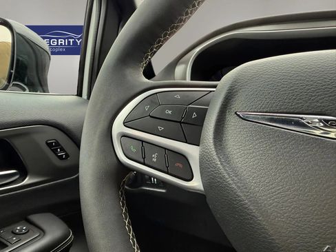 Used 2025 Chrysler Pacifica Select FWD image 17
