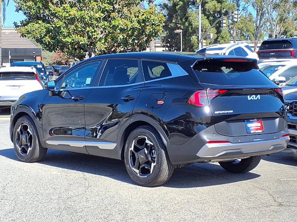 Used 2026 Kia Sportage EX FWD image 4