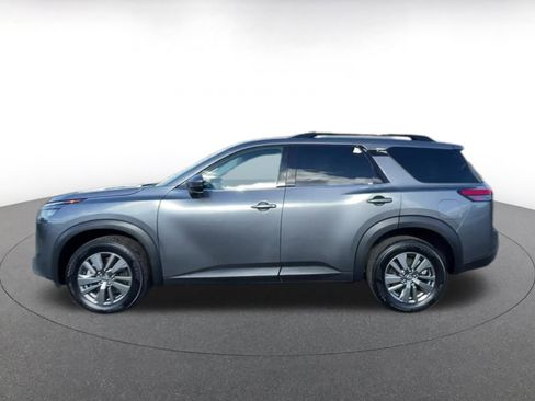 Used 2025 Nissan Pathfinder SV image 9