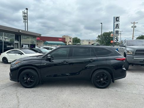 Used 2021 Toyota Highlander XLE AWD/4WD image 2