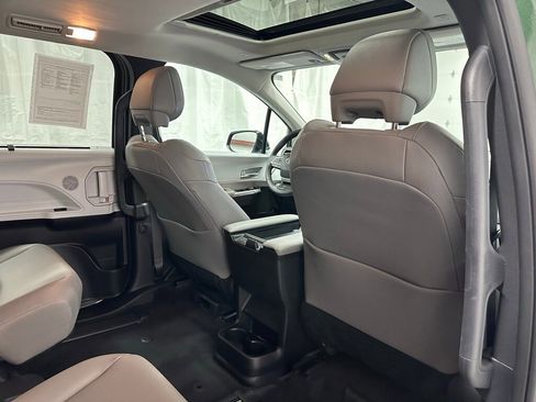 Used 2025 Toyota Sienna XLE image 59