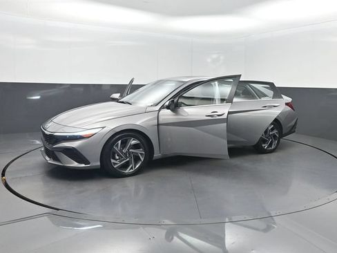 Used 2025 Hyundai Elantra Limited FWD image 34