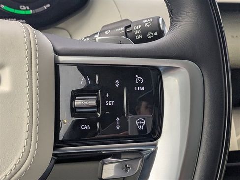 Used 2025 Land Rover Range Rover SE image 18