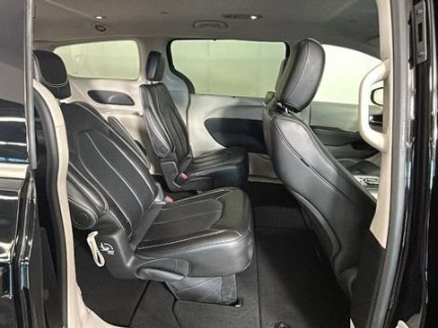 Used 2024 Chrysler Pacifica Touring-L FWD image 29