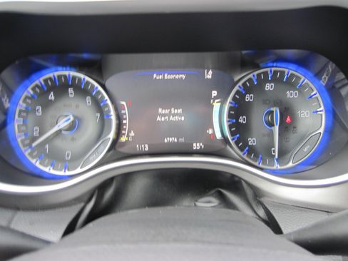Used 2024 Chrysler Pacifica Touring-L FWD image 16
