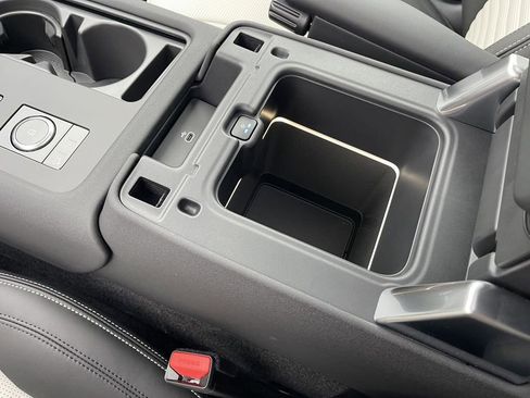 New 2025 Land Rover Discovery Dynamic SE image 23