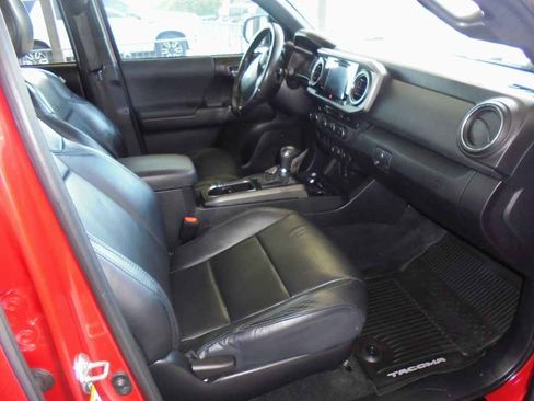 Used 2019 Toyota Tacoma TRD Sport image 8