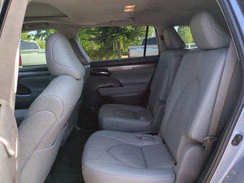 Used 2023 Toyota Highlander Limited FWD image 14