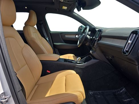 Used 2019 Volvo XC40 T4 Inscription FWD image 17