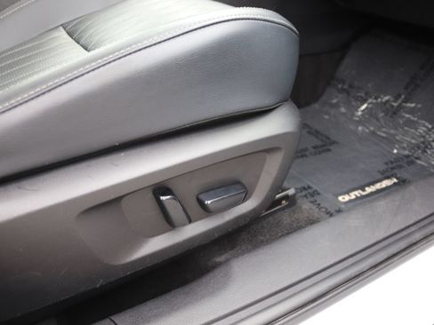 Used 2025 Mitsubishi Outlander SEL AWD/4WD image 19