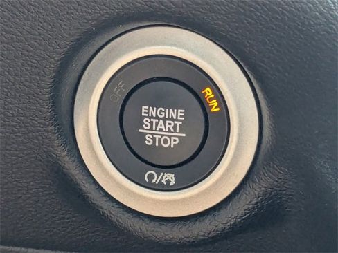 Used 2025 Chrysler Pacifica Select image 34