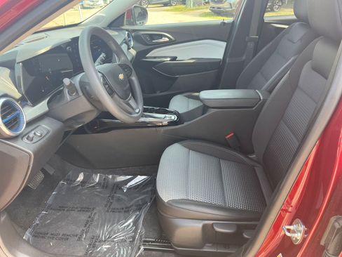 Used 2025 Chevrolet Trax LT image 24