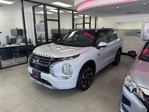 New 2025 Mitsubishi Outlander SEL image 1