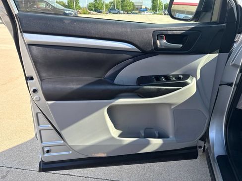 Used 2018 Toyota Highlander XLE AWD/4WD image 18