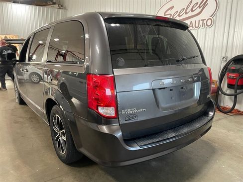 Used 2018 Dodge Grand Caravan SE FWD image 3