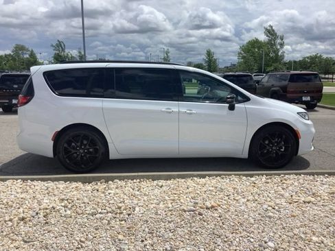 Used 2025 Chrysler Pacifica Limited FWD image 6
