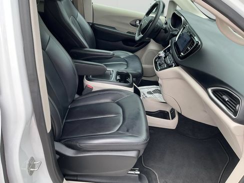 Used 2023 Chrysler Pacifica Touring-L FWD image 19