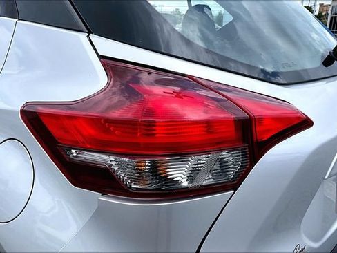 Used 2018 Nissan Kicks SV FWD image 19