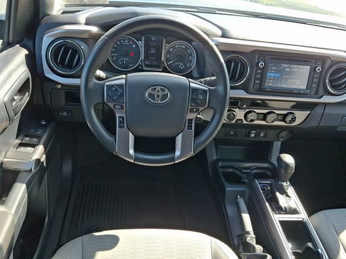 Used 2018 Toyota Tacoma SR5 AWD/4WD image 11