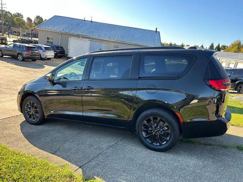 Certified 2022 Chrysler Pacifica Touring-L w/ S Appearance Package image 6