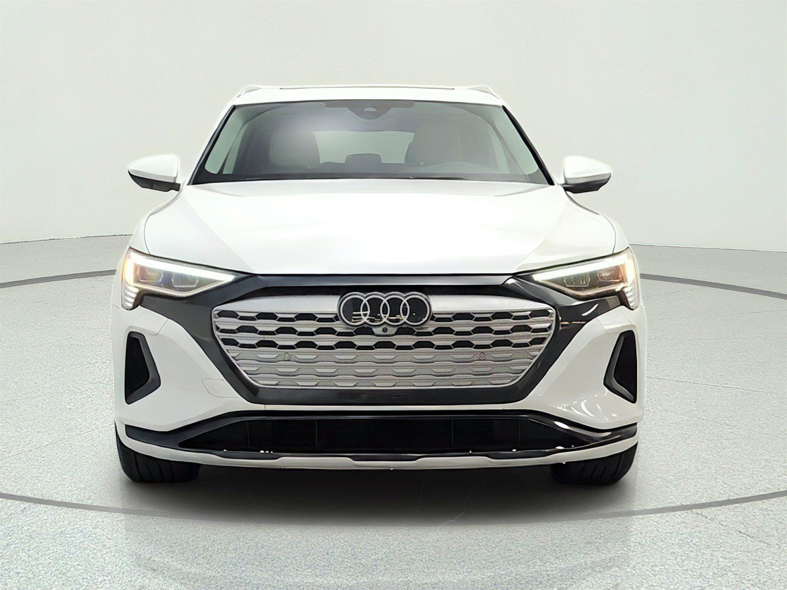 Used 2024 Audi Q8 e-tron Premium Plus w/ Premium Plus Package AWD/4WD image 2