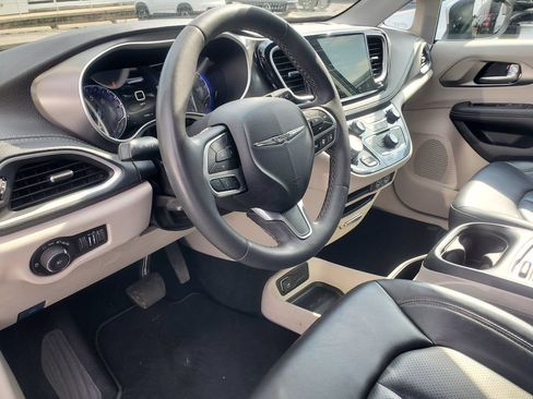 Used 2023 Chrysler Pacifica Touring-L AWD/4WD image 12