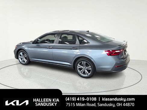 Used 2023 Volkswagen Jetta SE FWD image 3