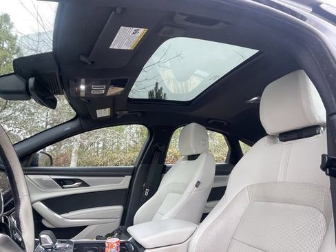 Certified 2024 Jaguar XF R-Dynamic SE image 3