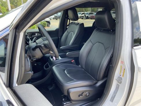 Used 2025 Chrysler Pacifica Select FWD image 18