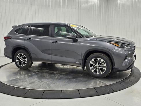 Used 2024 Toyota Highlander XLE AWD/4WD image 7