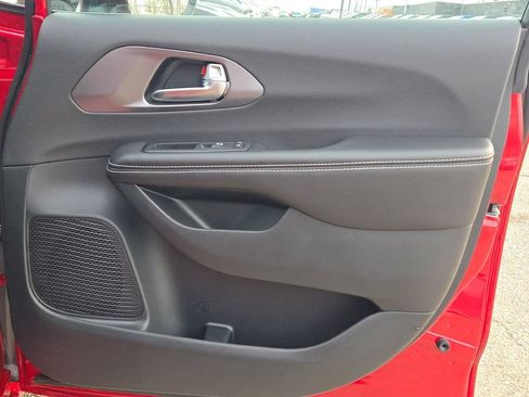 New 2026 Chrysler Pacifica Select AWD/4WD image 10