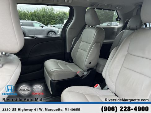 Used 2015 Toyota Sienna Limited Premium w/ Four Season Floor Mat Package FWD image 26