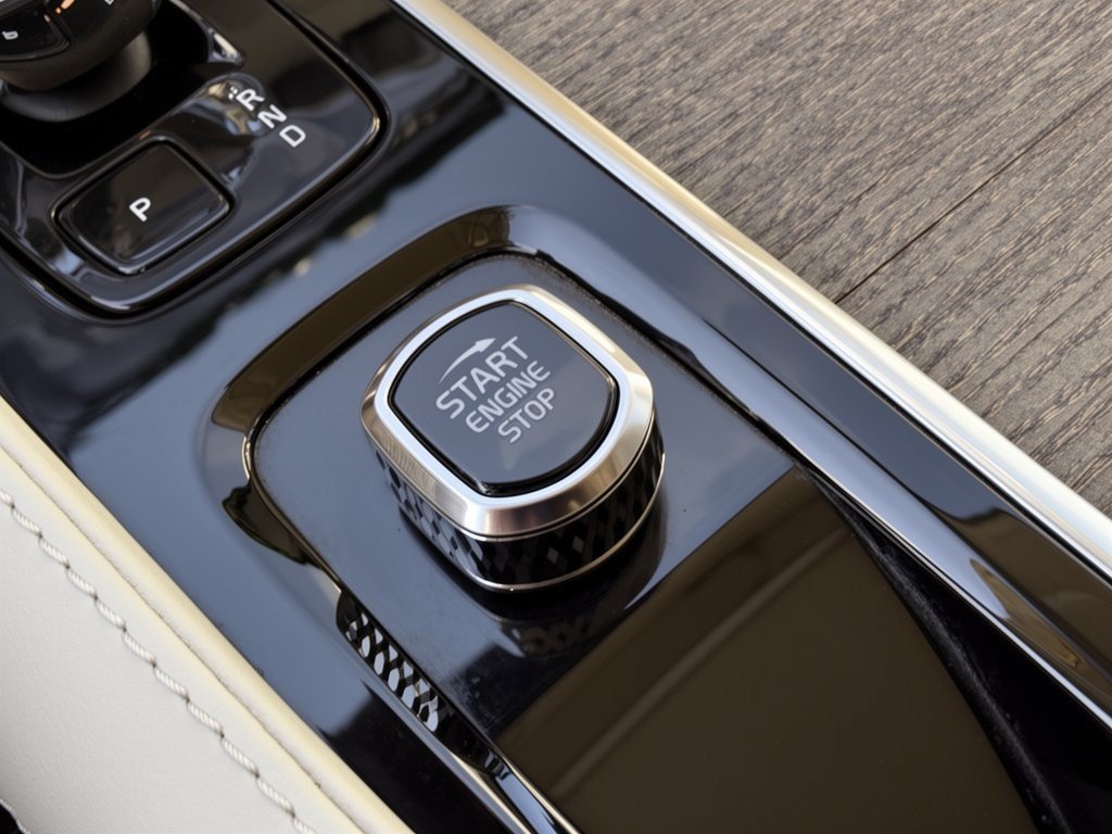Certified 2025 Volvo XC90 T8 Ultra w/ Protection Package Premier AWD/4WD image 20