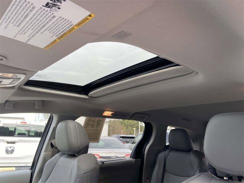 Used 2024 Toyota Sienna XLE w/ XLE Plus Package image 18