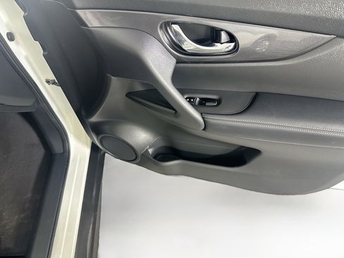 Used 2017 Nissan Rogue SV image 31